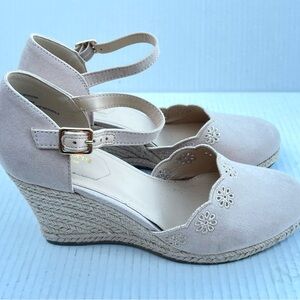 Liz‎ Claiborne Beige Floral Heels Sz. 8